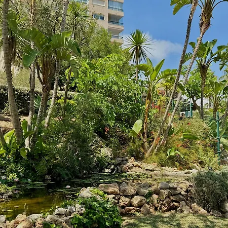 Con Vistas Al Mar Y Piscina En Apartment