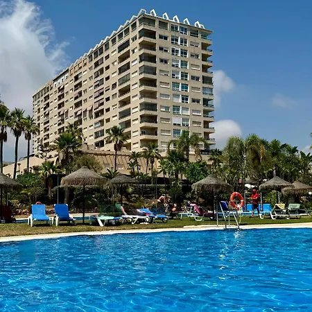 Con Vistas Al Mar Y Piscina En Apartment
