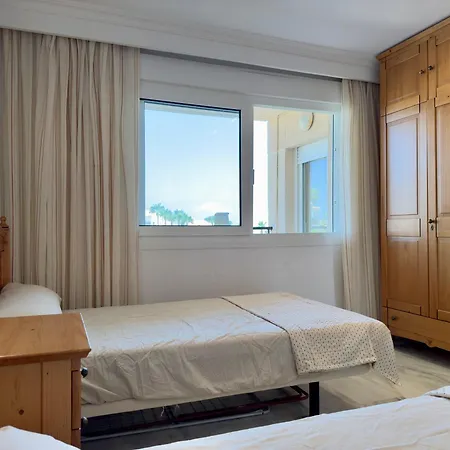 Con Vistas Al Mar Y Piscina En Apartamento
