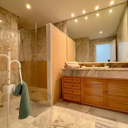 Con Vistas Al Mar Y Piscina En Apartamento *